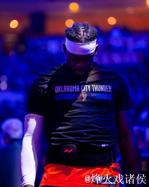 小史密斯穿着蓝色Select3.0，得到16分10篮板4助攻